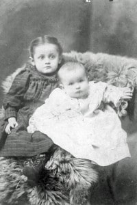 Ida and Margaret Mueller 1901