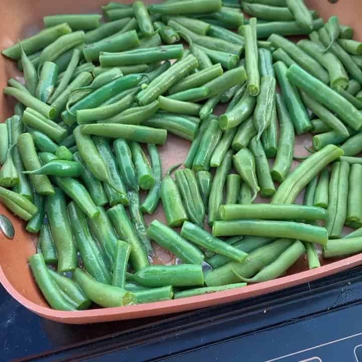 green beans in a frying pan